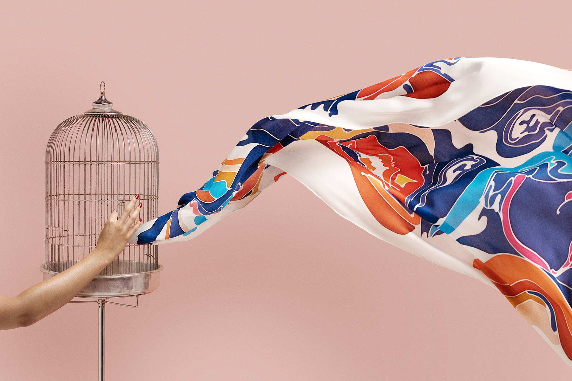 pañuelo-de-seda-surrealistic-silk-libertad-Alfredo-Arranz-luxury-scarve-regalo-unico