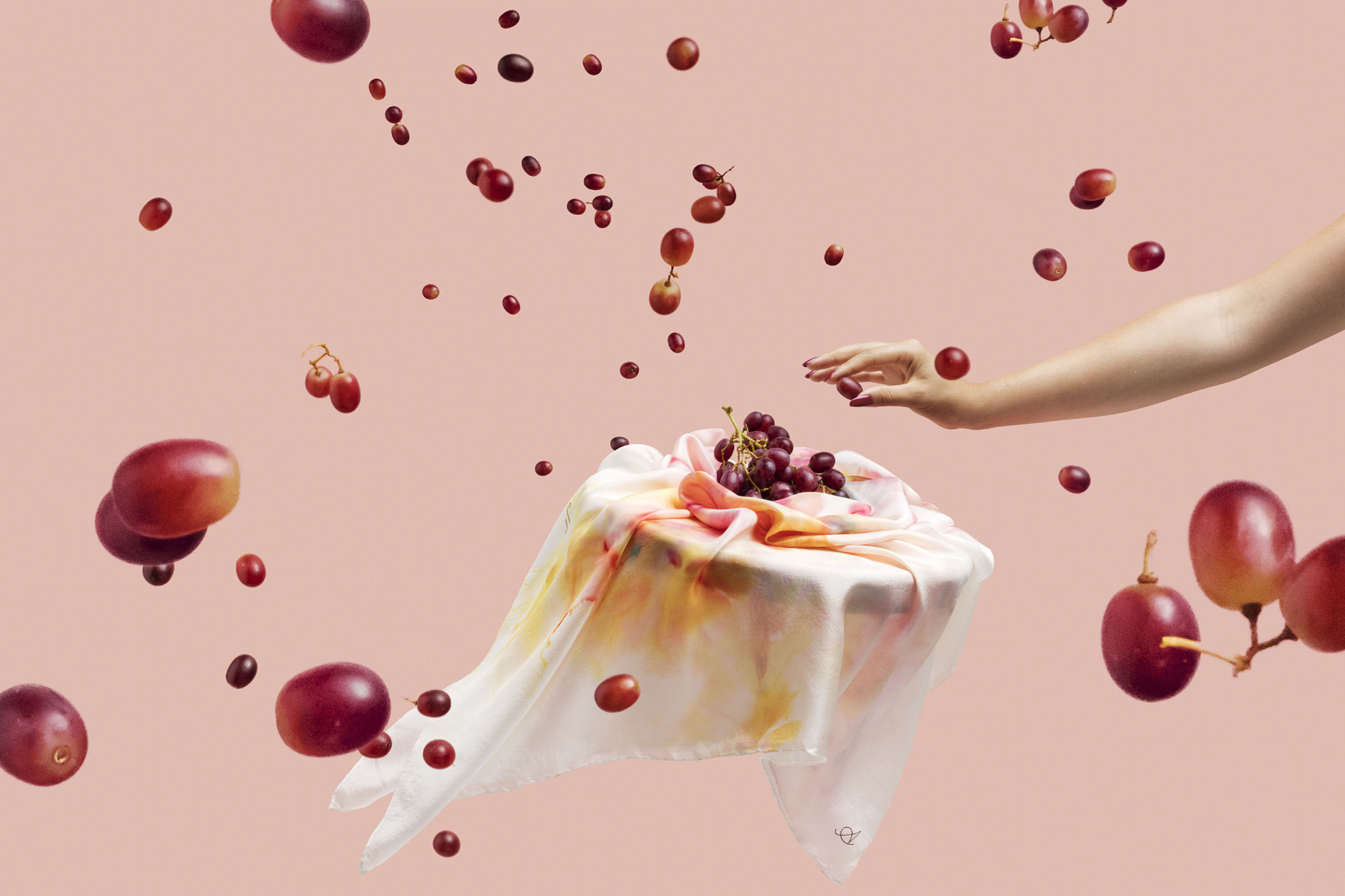 pañuelo-de-seda-surrealistic-silk-life-Alfredo-Arranz-luxury-scarve-regalo-unico