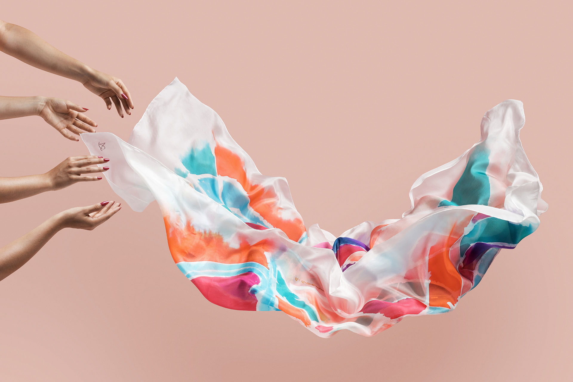 "Libera tus sueños" Seda de autor. Pañuelo de seda 100% natural pintado por Alfredo Arranz. Regalo exclusivo de obra de arte en seda natural. Pañuelos